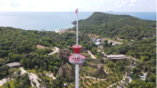 Ngắm toàn cảnh Hòn Thơm trên đài quan sát cao 120 m